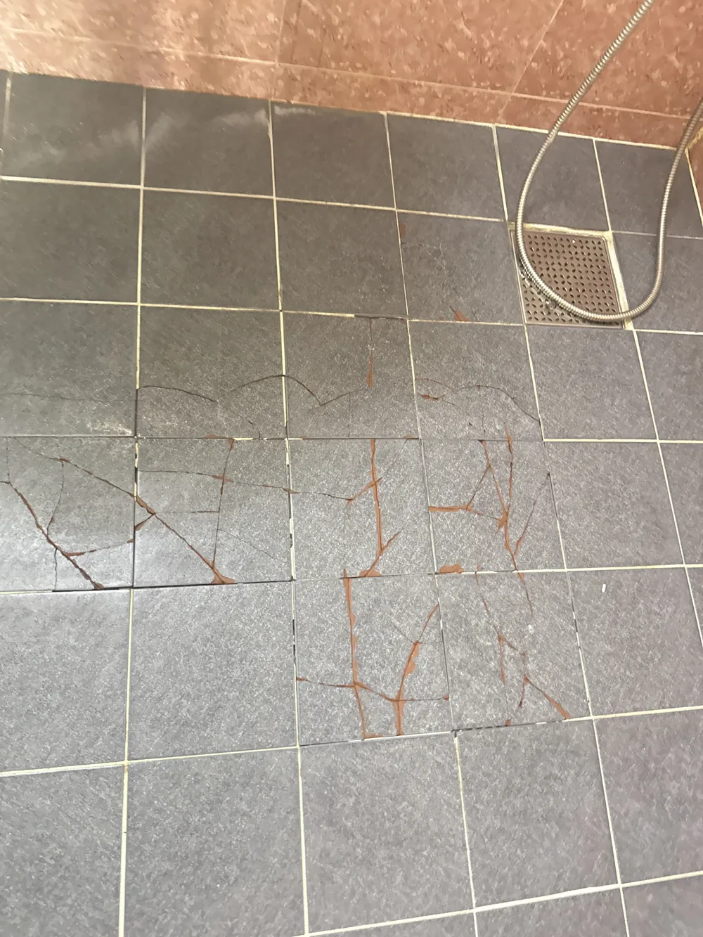 강릉 화장실 바닥타일 균열 시공 전 사진
