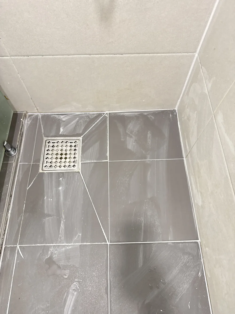 화장실 바닥 배수구 인근 타일을 새로 시공한 시공 후 사진